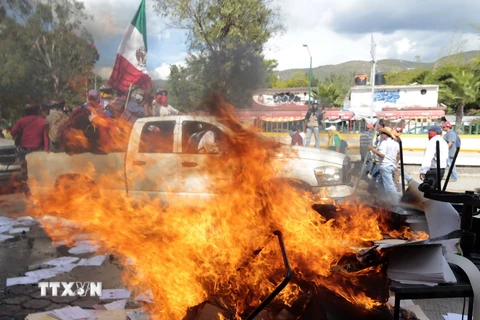 Mexico: Người thân nạn nhân vụ mất tích biểu tình bằng xe buýt