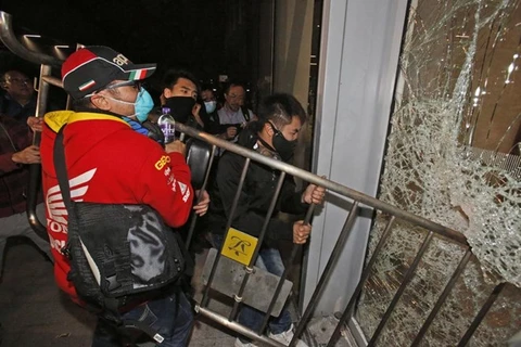 Cảnh sát Hong Kong bắt 4 người xông vào trụ sở cơ quan lập pháp