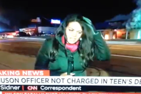 Phóng viên CNN bị ném đá vào đầu khi làm phóng sự trực tiếp