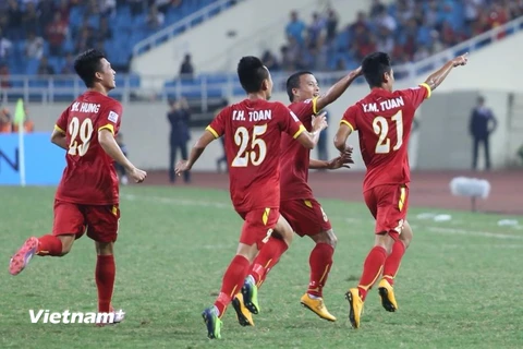 Công Vinh tỏa sáng giúp tuyển Việt Nam thắng áp đảo trước Lào