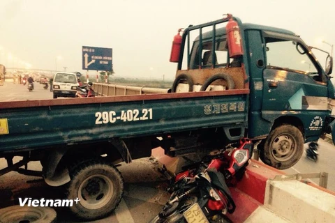 [Photo] Xe tải húc xe máy ở cầu Thanh Trì, 1 người bị thương nặng