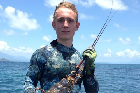 Chàng trai 17 tuổi qua đời vì bị cá mập hung dữ cắn vào đùi