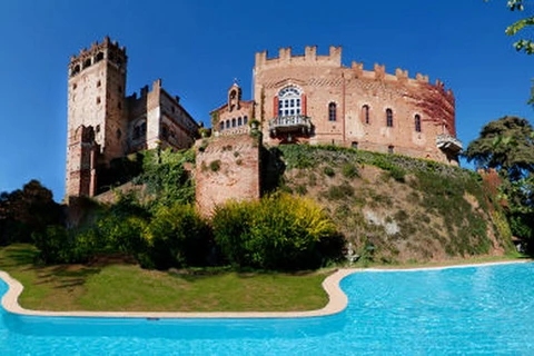 Người Nga xếp hàng dài mua các tòa lâu đài cổ tại Italy