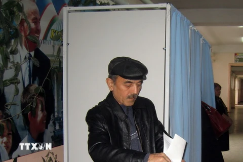 Các cử tri Uzbekistan tiến hành tham gia bỏ phiếu bầu quốc hội