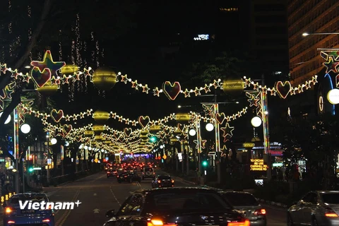 Giáng sinh tràn ngập sắc màu trên đường trung tâm Singapore