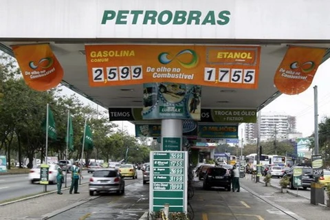 Petrobras đình chỉ hợp đồng với nhà thầu trong bê bối tham nhũng 
