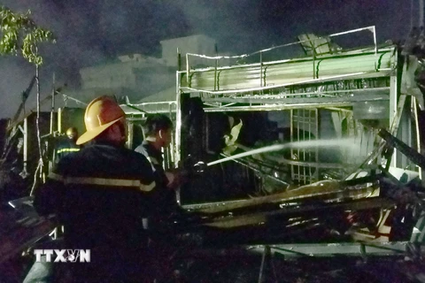 Hơn chục nhà dân bị thiêu rụi vì cháy khu chợ tại Cà Mau