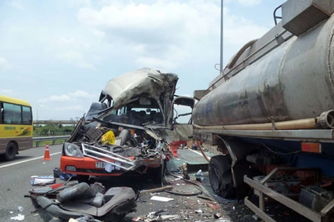 Đồng Nai: Xe khách va chạm với xe bồn làm 12 người bị thương 