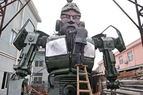 [Photo] Thợ sửa xe máy làm mô hình robot vị dũng tướng Quan Vũ