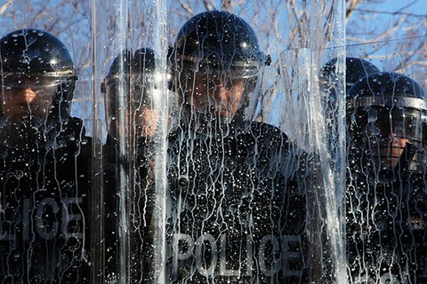 Cảnh sát Kosovo xung đột với hàng nghìn người biểu tình bạo lực