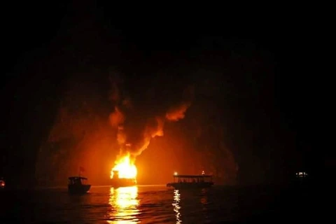 Cháy tàu du lịch nghỉ đêm chở khách nước ngoài trên Vịnh Hạ Long