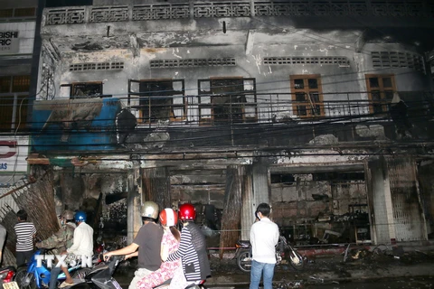 Cà Mau: Cháy lớn thiêu rụi cửa hàng và kho kim khí điện máy