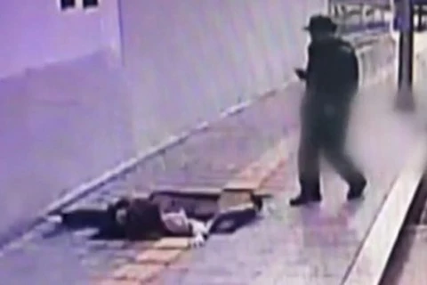 [Video] Cặp đôi bất ngờ sụt "hố tử thần" khi đang đi trên đường