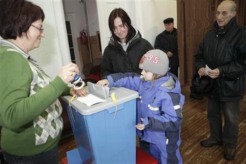 Các cử tri Estonia và Tajikistan tham gia cuộc bầu cử quốc hội 