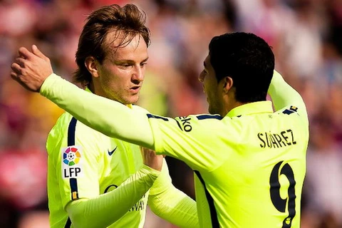 Ảnh động Suarez không đá vào lưới trống mà chuyền cho Messi