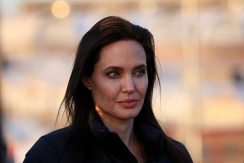 Angelina Jolie đã phẫu thuật cắt buồng trứng vì lo sợ ung thư
