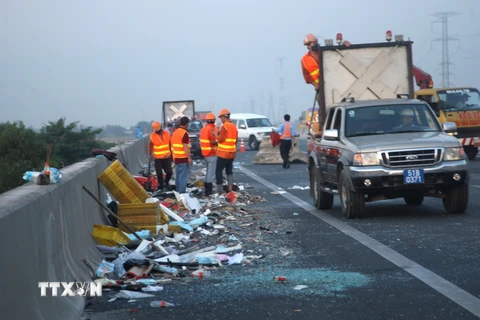 Long An: Tai nạn trên đường cao tốc làm 11 người thương vong