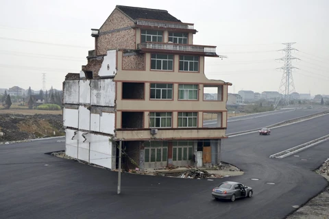 [Photo] Những ngôi nhà ở Trung Quốc "nổi tiếng" nhờ chống đối 