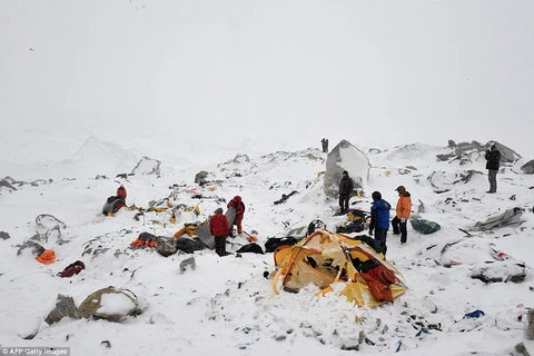 [Video] Khoảnh khắc lở tuyết kinh hoàng ở trên đỉnh Everest