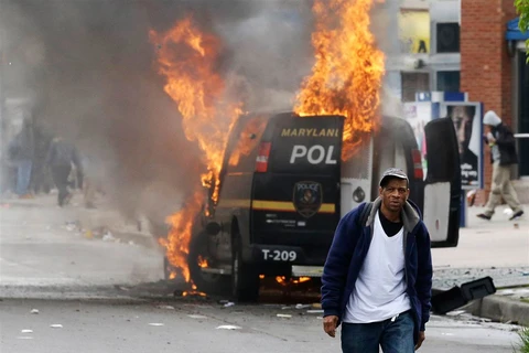[Photo] Cận cảnh cuộc bạo loạn ở Mỹ làm nhiều cảnh sát bị thương