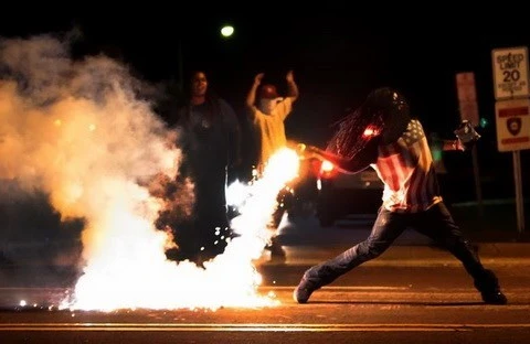 Mỹ: Nổ súng, cướp bóc gần khu vực biểu tình tại Ferguson 
