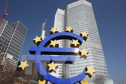 Eurozone thoát khỏi giảm phát song thách thức vẫn ở phía trước 