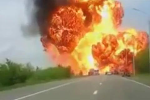 [Video] Xe bồn chở hóa chất bốc cháy dữ dội như trúng bom