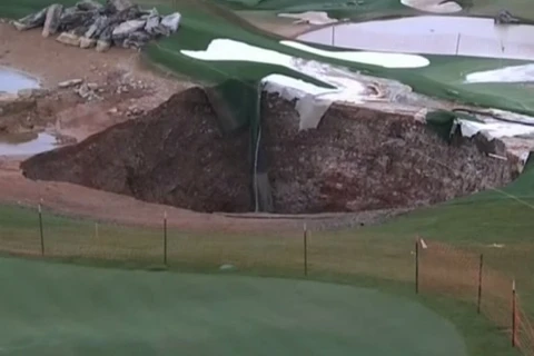 [Video] Hố tử thần rộng 24m bất ngờ xuất hiện trên sân golf