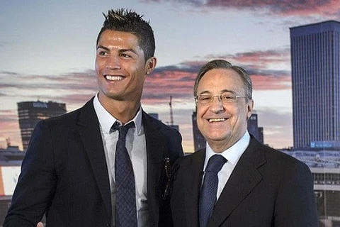 Florentino Perez bên bản hợp đồng đáng giá của mình Cristiano Ronaldo. (Nguồn: www.marca.com)