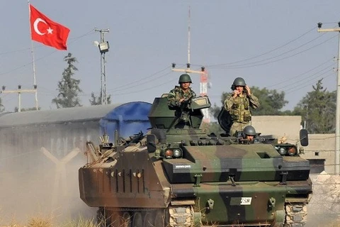 Xe tăng quân đội Thổ Nhĩ Kỳ triển khai trên biên giới với Syria. (Nguồn: huffingtonpost.com)