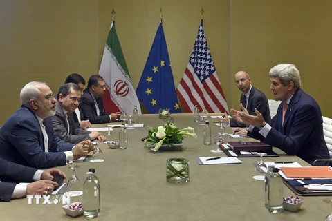 Ngoại trưởng Mỹ John Kerry (phải) và người đồng cấp Iran Mohammad Javad Zarif (trái) bắt đầu vòng đàm phán mới về chương trình hạt nhân của Tehran. (Nguồn: AFP/TTXVN )