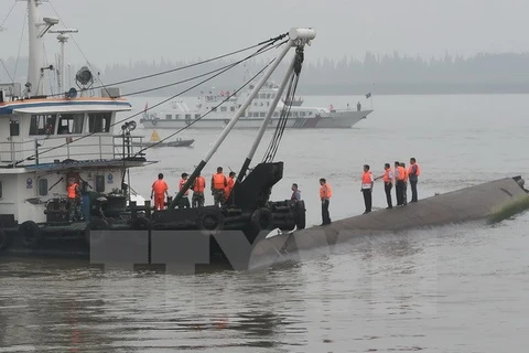 Tàu cứu hộ làm hiện tại hiện trường tàu khách bị lật trên sông Dương Tử ngày 2/6. (Nguồn: THX/TTXVN)