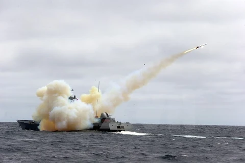 Tàu của hải quân Hàn Quốc phóng tên lửa trong một cuộc tập trận. (Ảnh: Yonhap/TTXVN)