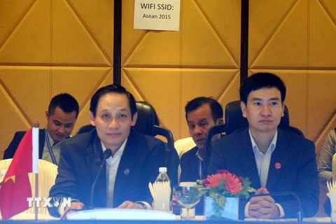 Thứ trưởng Bộ Ngoại giao Lê Hoài Trung (trái). (Ảnh: Kim Dung-Chí Giáp/TTXVN)