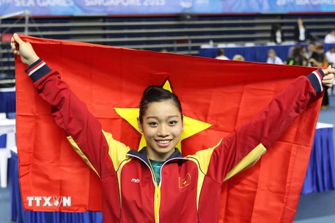 Vận động viên Phan Thị Hà Thanh vui mừng với chiếc huy chương vàng. (Ảnh: Quốc Khánh/TTXVN)