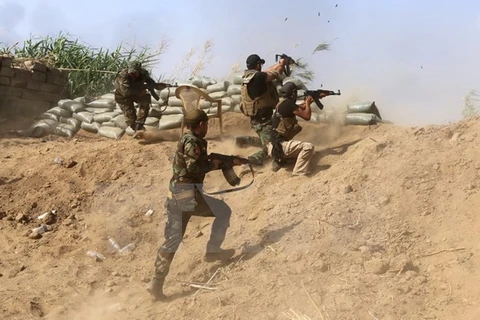 Binh sỹ Iraq giao tranh với phiến quân IS. (Ảnh: AFP/TTXVN)