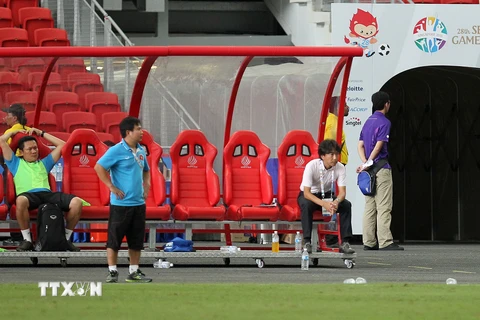 Huấn luyện viên Toshyia Miura ngồi lặng người trong khu vực kỹ thuật khi trận đấu kết thúc. (Ảnh: Quốc Khánh/TTXVN)