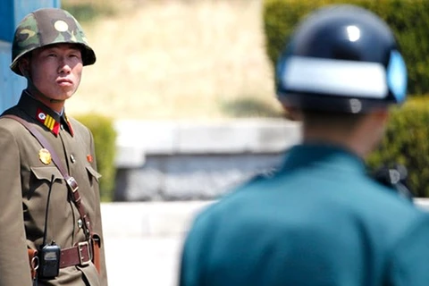 Binh sỹ Triều Tiên (trái) nhìn về phía binh sỹ Hàn Quốc (phái) ở khu phi quân sự Bàn Môn Điếm. (Nguồn: AFP)
