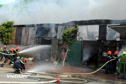 [Photo] Hiện trường vụ cháy lớn ở nhà xưởng sản xuất chăn bông
