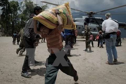 Người dân Nepal nhận hàng cứu trợ tại làng Barpak. (Nguồn: AFP/TTXVN)