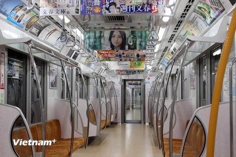 Ánh sáng trên thế hệ toa tàu mới đóng được Công ty tàu ngầm Tokyo cho lắp đặt ánh sáng LED. (Nguồn: Hữu Thắng/Vietnam+)