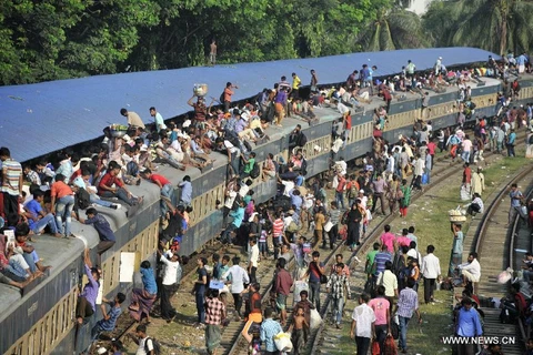 Người dân Bangladesh chen nhau để lên đoàn tàu hỏa. Ảnh minh họa. (Nguồn: News.cn)