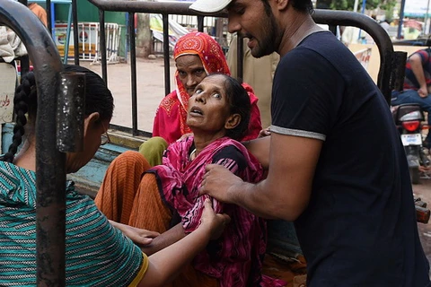 Một người bị sốc nhiệt được chuyển tới bệnh viện ở Karachi. (Nguồn: AFP)