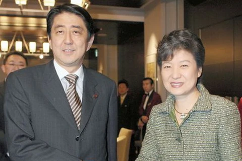 Tổng thống Hàn Quốc Park Geun-hye (phải) và Thủ tướng Nhật Bản Shinzo Abe. (Nguồn: AFP) 