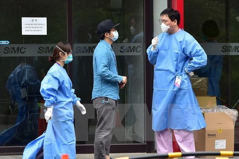 Nhân viên y tế Hàn Quốc tại Bệnh viện Samsung ở Seoul. (Ảnh: AFP/TTXVN)