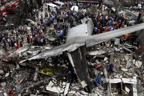 Hiện trường vụ rơi máy bay Hercules C-130. (Nguồn: Reuters)
