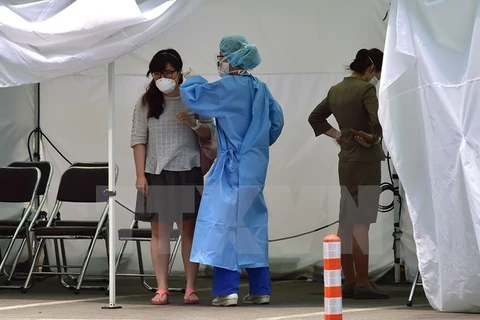 Nhân viên y tế kiểm tra thân nhiệt hành khách tại Bệnh viện Trường Đại học Konkuk ở Seoul, Hàn Quốc. (Nguồn: AFP/TTXVN)