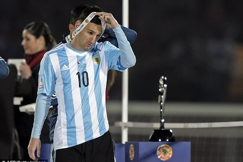 Messi đau đớn khi nhận thất bại ở Copa America 2015. (Nguồn: Getty)