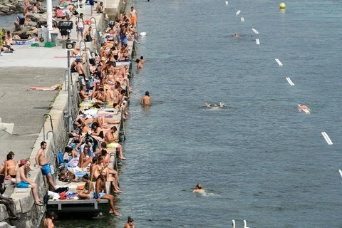 Người dân nhảy xuống hồ ở Geneva để tắm trong đợt nắng nóng kỷ luc. (Nguồn: Keystone)