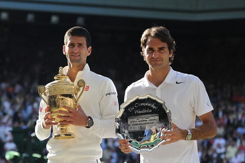 Novak Djokovic (trái) nâng cao chiếc cúp vô địch. (Nguồn: Daily Mail)